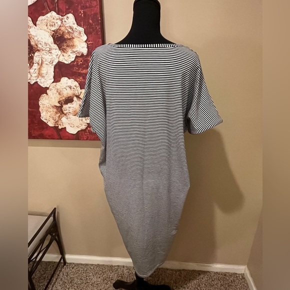 Black and White Striped V-Neck Short Dolman Sleeve Knit Lounge Dress, size XS - Picture 5 of 6